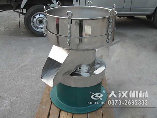 涂料振動篩由：框體，振動斗，出料口，振動電機底座等部件組成