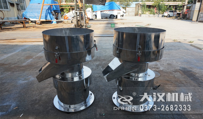 不銹鋼涂料振動篩是一種比較受用戶歡迎的產(chǎn)品之一，主要優(yōu)勢耐酸堿，不生銹，使用壽命長。