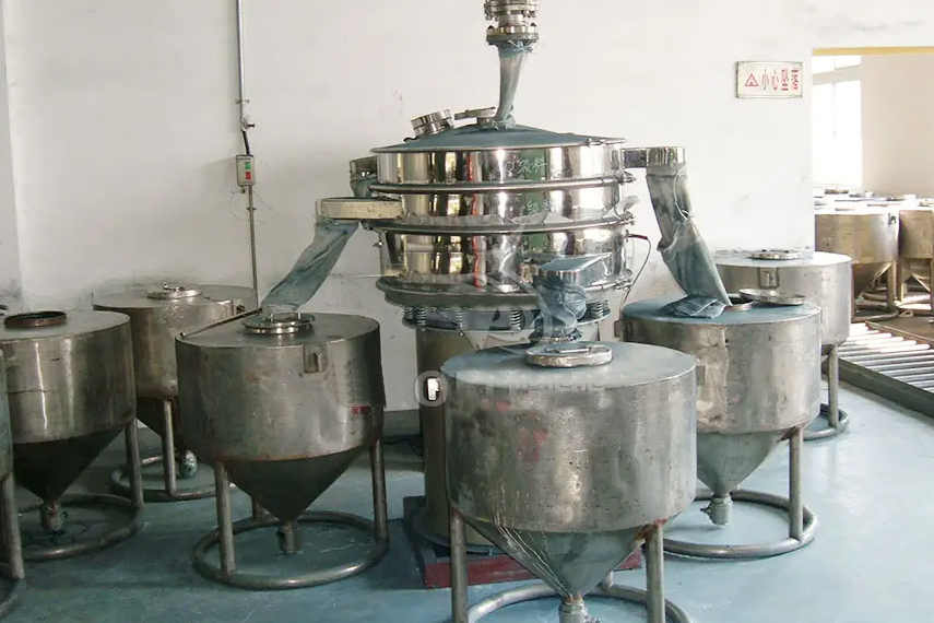 振蕩篩主要特點(diǎn)：換網(wǎng)容易，全封閉模式粉末不飛揚(yáng)，可連續(xù)作業(yè)