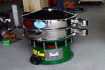 800型單層三次元振動篩，產(chǎn)量可達(dá)800kg/h。