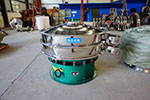 1200型三次元振動篩，產(chǎn)量可達(dá)2100kg/h。