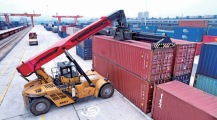 航拍贛州國(guó)際陸港繁忙景象